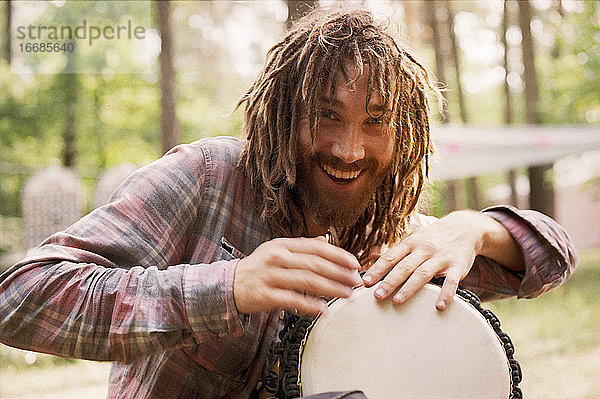 Mann auf dem ethnischen Hippie-Festival Fairy Tale. Kiew. Ukraine.