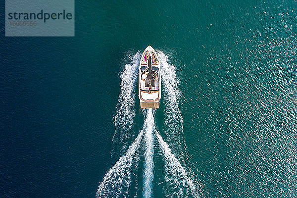 Eine Luftaufnahme einer Gruppe von Freunden beim Motorbootfahren auf dem Lake Tahoe  CA