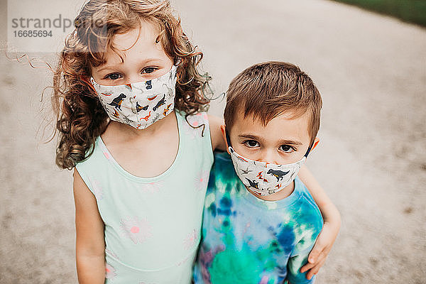 Nahaufnahme von zwei kleinen Kindern mit selbstgemachten Masken