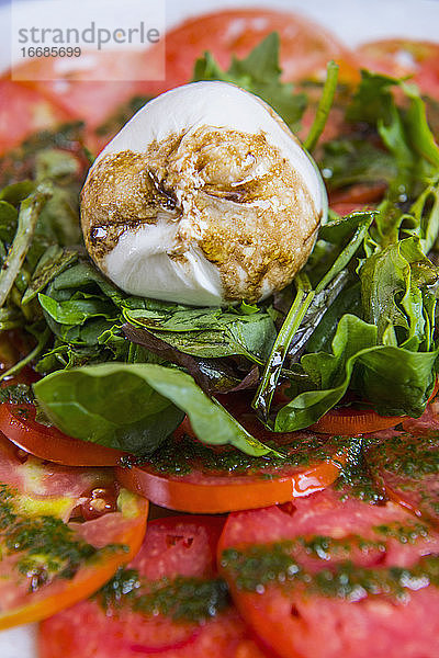 traditioneller italienischer Caprese-Salat mit Mozzarella und Tomaten