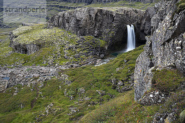 Idyllischer Blick auf den Wasserfall Folaldafoss  Ostregion  Island