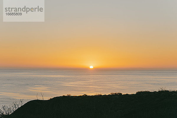 Sonnenuntergang über dem Pazifischen Ozean in Baja  Mexiko.