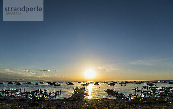 Sonnenuntergang am Titicacasee von der Copacabana aus gesehen - Bolivien