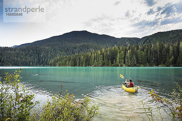 Mann paddelt mit einem aufblasbaren Packraft auf dem Cheakamus Lake  Whistler  B.C.