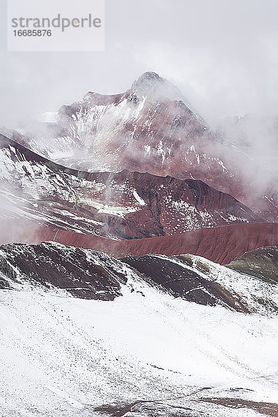 Schneebedecktes Rotes Tal vom Rainbow Mountain Trail aus gesehen  Pitumarca  Peru