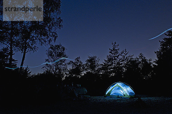 beleuchtetes Zelt im Wald von Fontainebleau in der Nähe von Paris