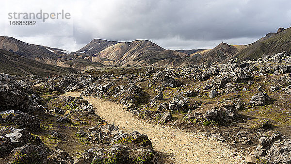 Leerer Vulkanpfad im Hochland von Island bei Landmannalaugar