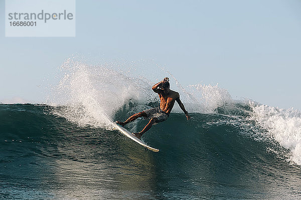 Surfer auf einer Welle  Lombok  Indonesien