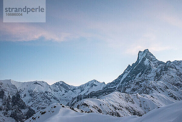 Sonnenaufgang Wolken am Himalaya Base Camp in Schnee  Nepal