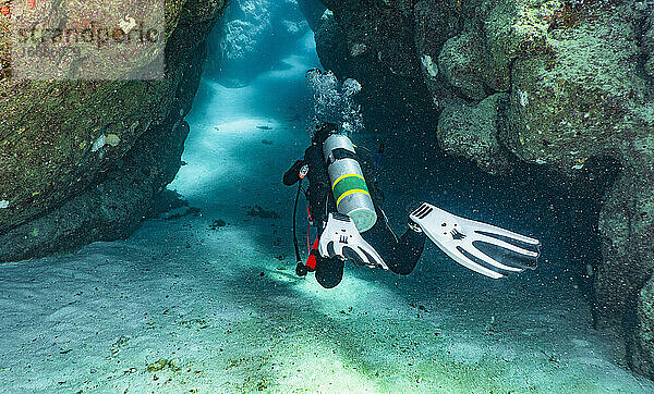 Taucher bei der Erkundung einer Höhle am Great Barrier Reef