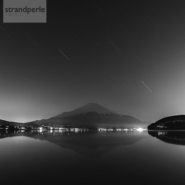 Nachtaufnahme des Mount Fuji vom Yamanaka-See aus  Präfektur Yamanashi  Japan