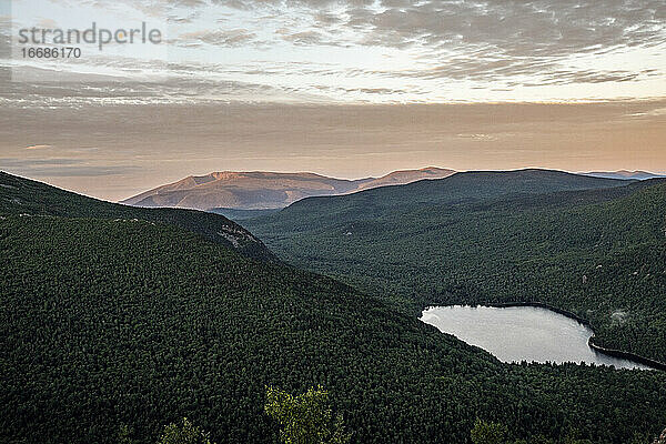 Sonnenaufgang über den Wäldern und Bergen von Nord-Maine  Baxter Park.
