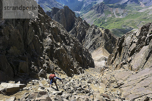 Männlicher Wanderer beim Bergsteigen im Sommer