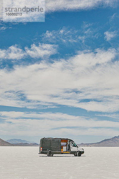 Wohnmobil auf den Bonneville Salt Flats in Utah während eines Sommerausflugs.