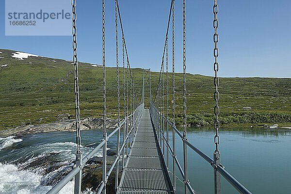 Hängebrücke am Fluss Miellädno entlang des Padjelantaleden  Padjelanta-Nationalpark  Lappland  Schweden