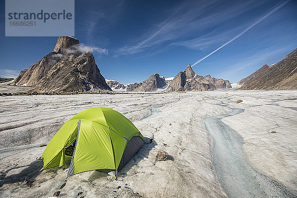Grünes Zelt auf einem Gletscher in einer Gebirgslandschaft  Baffin Island