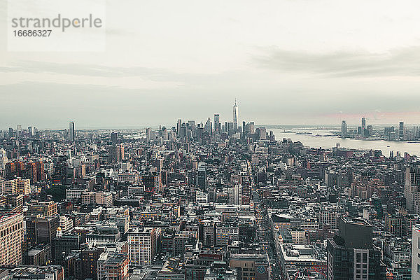 Atemberaubende weite Aussicht auf Manhattan  New York City Skyline direkt nach Sonnenuntergang