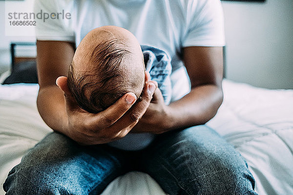 Zentrum Porträt von Papa hält neugeborenes Baby