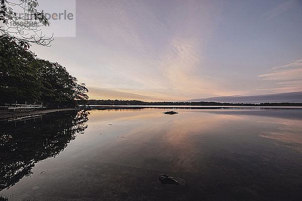 Das ruhige Wasser der Casco Bay spiegelt den Sonnenaufgang in Freeport  Maine  wider.