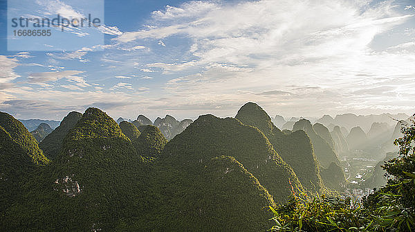 malerische Aussicht auf die Kalksteinberge oberhalb von Yangshuo