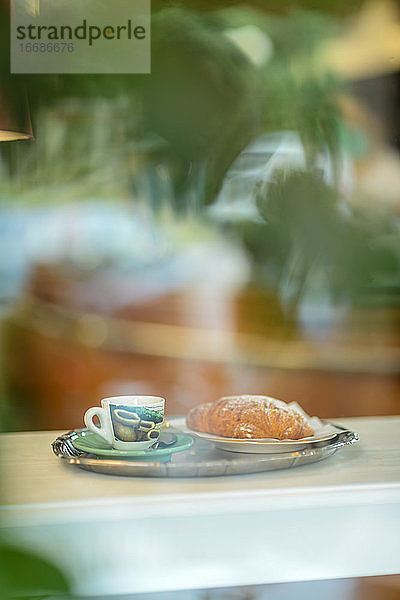 Espressokaffee  Orangensaft und Vanillepudding-Croissant