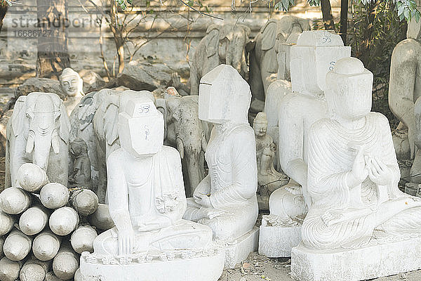 Marmor-Buddha-Statuen mit unvollendeten Köpfen  Mandalay  Myanmar