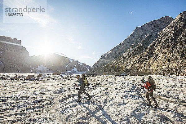 Zwei Bergsteiger überqueren einen Gletscher im Auyuittuq National Park