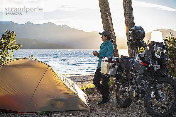 Frau entspannt sich im Camp am Nahuel Huapi See in Patagonien