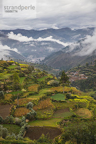 Landwirtschaftliche Terrassen oberhalb von Tarma  Junin  Peru  Südamerika