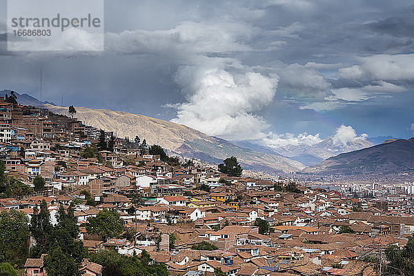 Blick von oben auf die Stadt Cusco mit Bergen im Hintergrund  Peru