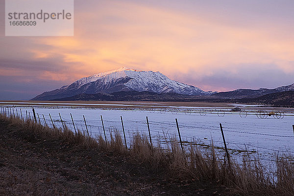 Schöne schneebedeckte Berge und Ackerland in der Abenddämmerung  Utah  USA