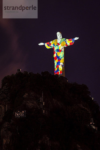 Schöner Blick auf die Christus-Erlöser-Statue mit besonderer Beleuchtung