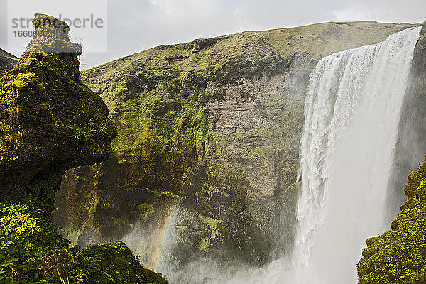 Der majestätische Wasserfall Skogafoss im Süden von Island