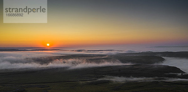 Eine Luftaufnahme eines nebligen Sonnenaufgangs  Malham  Großbritannien