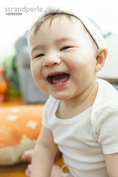 Nahaufnahme Porträt der bezaubernden asiatischen Baby Mädchen lächelt in die Kamera