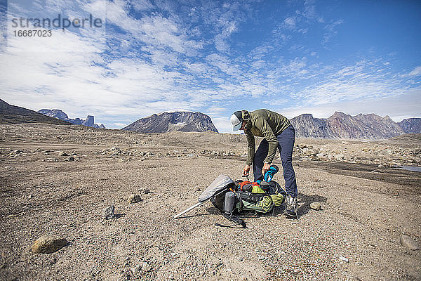 Backpacker packt seinen Rucksack vor einem langen Wandertag