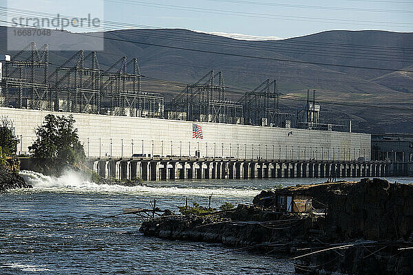 Der Dalles-Damm am Columbia River an einem sonnigen Tag.