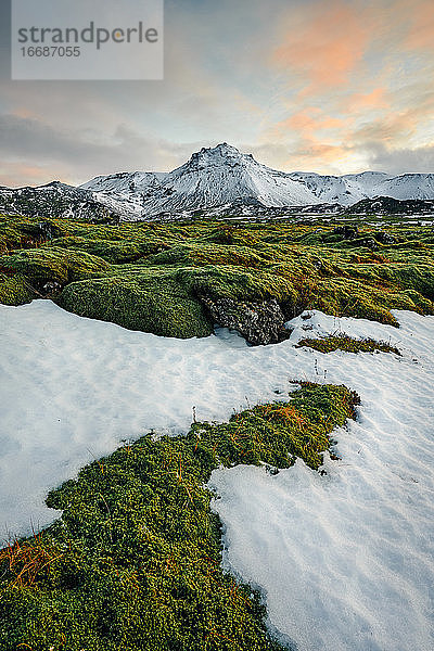 Tal- und Berglandschaften im Winter