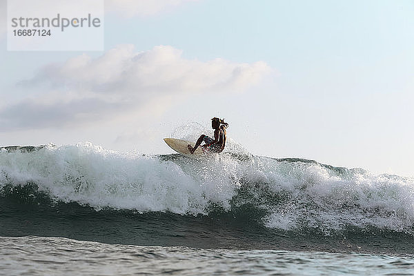 Surfer auf einer Welle  Lombok  Indonesien