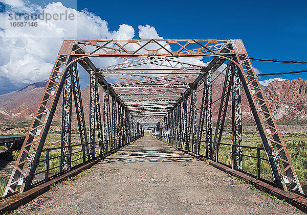 Abnehmende Perspektive der alten Eisenbrücke  Uspallata  Mendoza