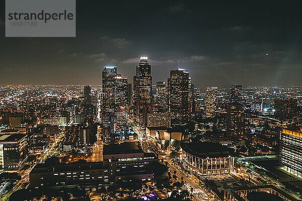 Luftaufnahme der Skyline von Downtown Los Angeles mit Lichtern der Stadt aus der Vogelperspektive