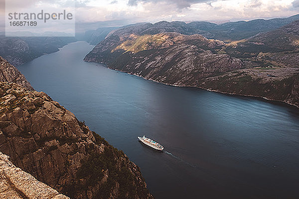 Draufsicht auf ein Kreuzfahrtschiff  das zwischen den Fjorden in Norwegen kreuzt