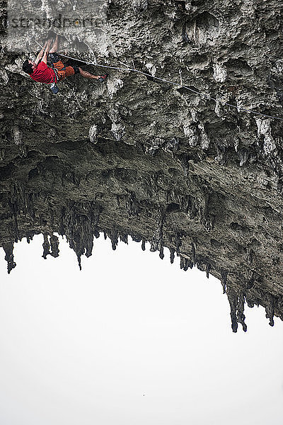 Mann beim Klettern auf dem Mondberg in Yangshuo  einem Klettermekka in China