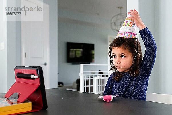 Kleines Mädchen feiert einen Geburtstag über Zoom