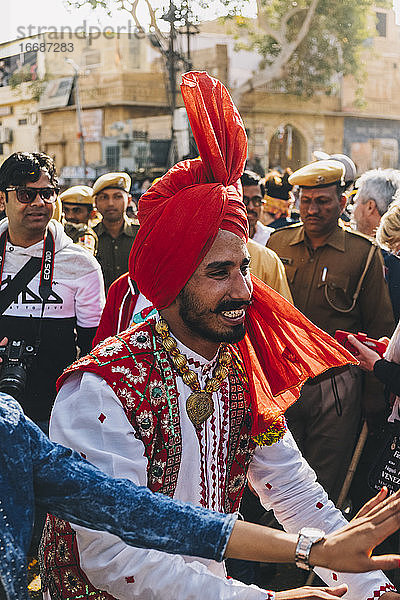 Indische Tänzerin in farbenfrohem Gewand während der Parade des Jaisalmer Desert Festival