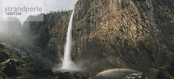 Wasserfall-Panorama der Wallaman Falls mit einem Regenbogen in Queensland  Australien