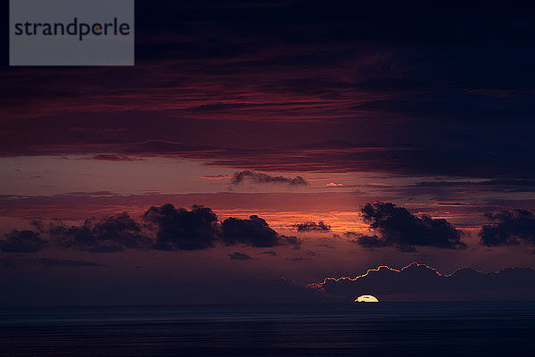 Farbenfroher Sonnenuntergang über dem Ozean auf Big Island von Hawaii