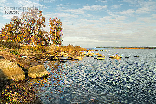 Der Strand der Ostsee beim Fischerdorf Kasmu mit den riesigen Felsen