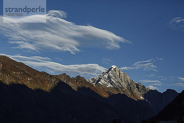 Himalaya-Gipfel vom Flughafen in Lukla  Nepal  aus gesehen.