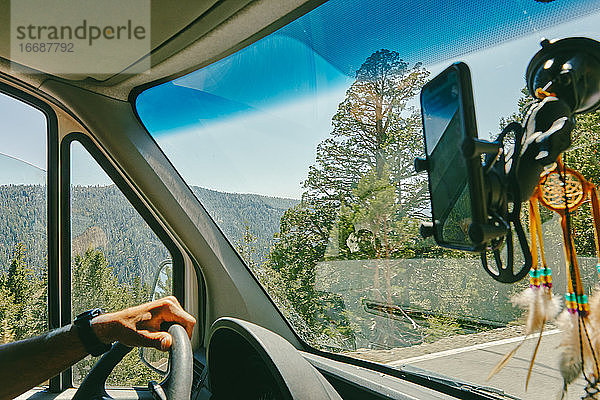 Junger Mann fährt auf dem Highway durch den Yosemite National Park.